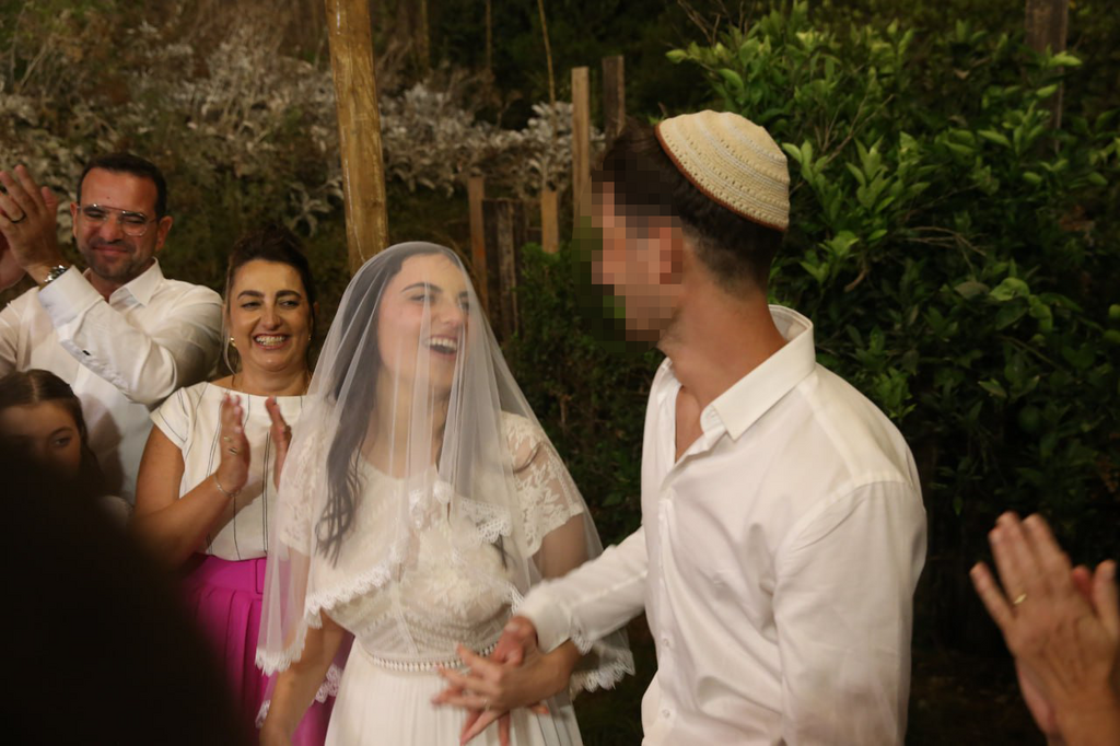 עפרי אזולאי וא' בחתונה שהתקיימה אחרי שבוטלה