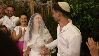 עפרי אזולאי וא' בחתונה שהתקיימה אחרי שבוטלה
