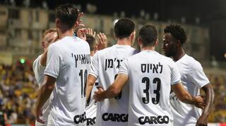 שחקני מכבי תל אביב חוגגים