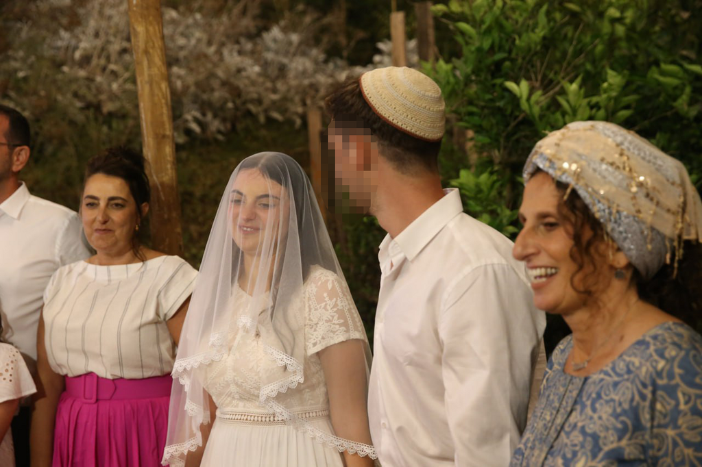 עפרי אזולאי וא' בחתונה שהתקיימה אחרי שבוטלה