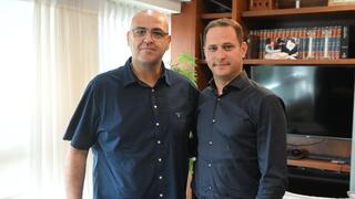 רז קינסטליך, ר' עיריית ראשון לציון (מימין), ואלי כהן, מנכ"ל פתחון-לב