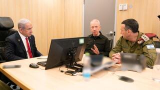 יואב גלנט והרצי הלוי בסקירה מבצעית בבור חיל האוויר