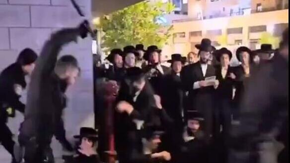 תיעוד: שוטר מכה מפגינים חרדים בבית שמש באמצעות אלות