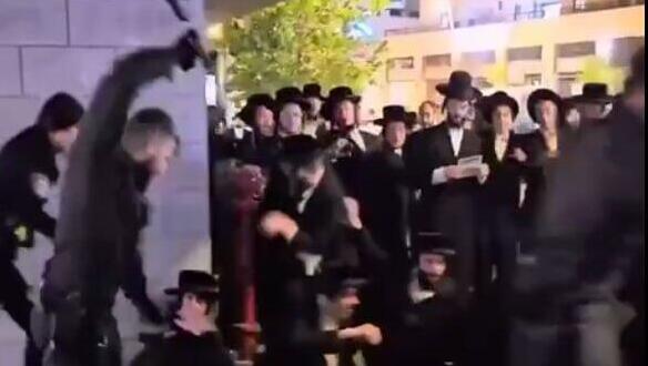 תיעוד: שוטר מכה מפגינים חרדים בבית שמש באמצעות אלות