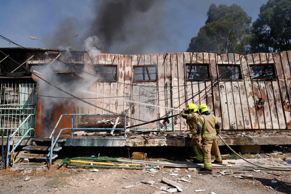 Firefighters in Kiryat Shmona (Photo: Jalaa MAREY / AFP) פגיעה ישירה במחסני העירייה של קריית שמונה
