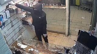 קיצוניים ברמת בית שמש שופכים בואש כפרוטקשן על חנות סלולר