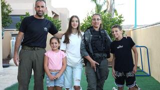 רס"מ יסמין סננס עם בעלה שגם במילואים וילדיה