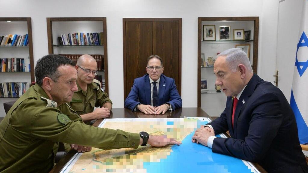 ראש הממשלה בנימין נתניהו עם הרמטכ"ל רב אלוף הרצי הלוי, כעת בקריה בתל-אביב.
