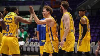 שחקן מכבי ת"א רוקאס יוקובאיטיס עם ג'ורדן לויד