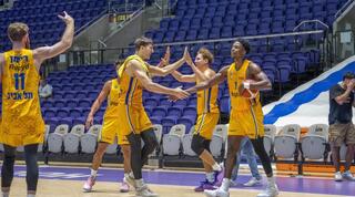 שחקני מכבי תל אביב חוגגים