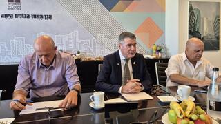 התאחדות הקבלנים. מימין לשמאל: צביקה דוד, ראול סרוגו ויגאל סלוביק 