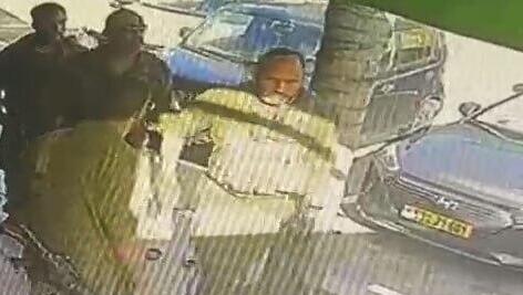 תיעוד: חייל צה"ל נותן אגרוף לעובד באלונית בכפר עזה ששמע מוזיקה בערבית