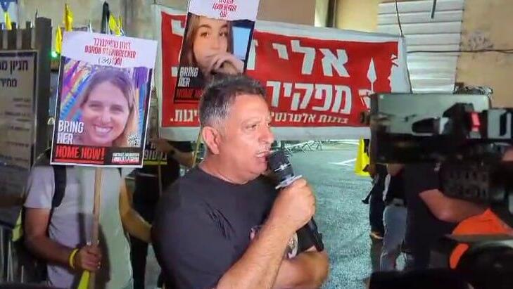 אלי אלבג בהפגניה בנתניה מול הרמת הכוסית של חברי הליכוד