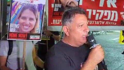 אלי אלבג בהפגניה בנתניה מול הרמת הכוסית של חברי הליכוד