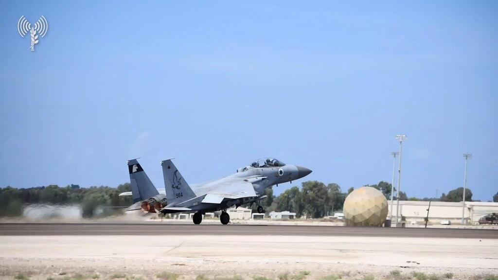 מפקד חיל האוויר, אלוף תומר בר בשיחה עם לוחמים ומפקדים בבסיס תל נוף בהקשר לפעילות החיל ולמוכנותו להרחבת הלחימה בגזרה הצפונית