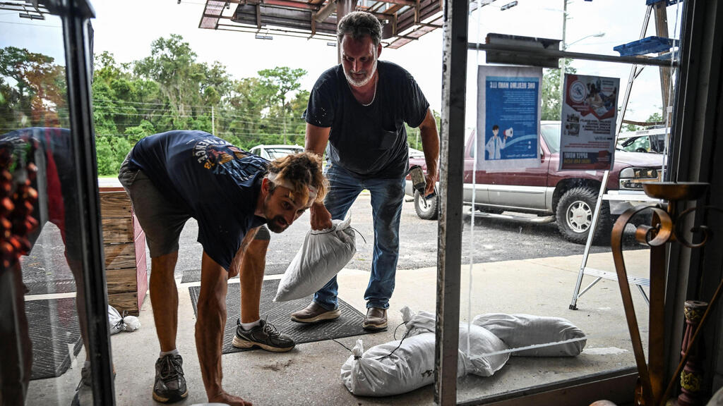 ביצור חנויות לקראת הגעת ה סופה הוריקן הלין קרופודוויל פלורידה ארה"ב