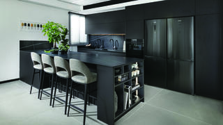 מטבח בגווני שחור על שחור ומוצרי החשמל המעוצבים של Gorenje בגוון שחור (כמובן)