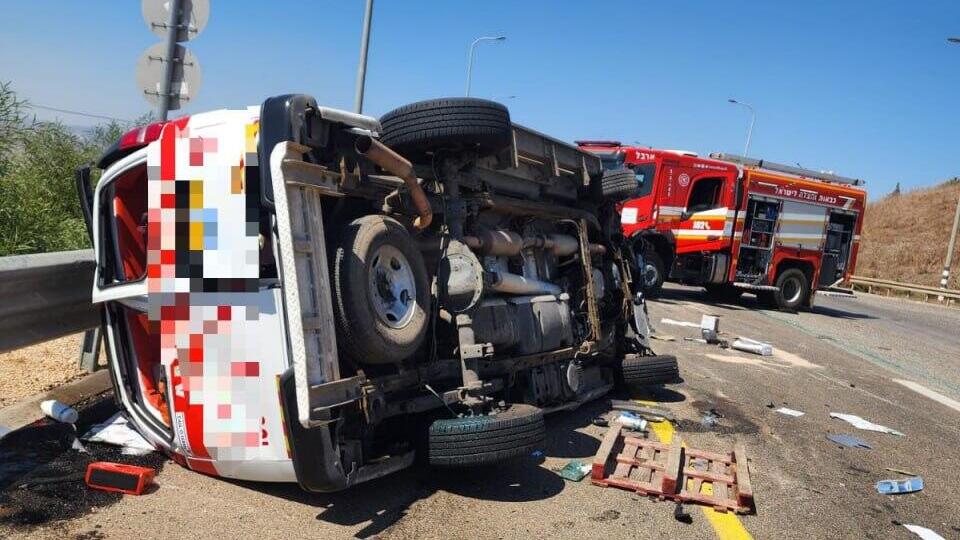 זירת תאונת הדרכים בין אמבולנס לטנדר סמוך לפוריה