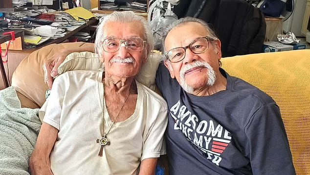 לואיס אלבינו ש נחטף בגיל 6 כאן בצד ימין - משמאל אחיו רוג'ר