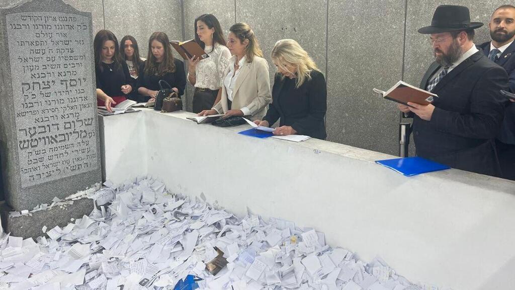 תפילה להחזרת החטופים ולשלום חיילי צה"ל. שרה נתניהו ובני משפחות חטופים