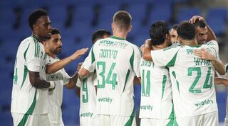 שחקני מכבי חיפה חוגגים עם דין דוד. לא מפסיק לכבוש