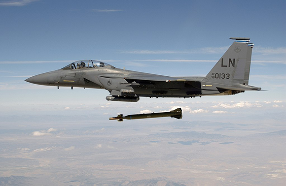 A U.S. Air Force F-15 drops a GBU-28 bomb during training (Photo: Tech. Sgt. Michael Ammons, USAF, Public Domain) פצצה מונחית-לייזר. מטוס F-15 של חיל האוויר של ארצות הברית מטיל פצצת GBU-28 באימון