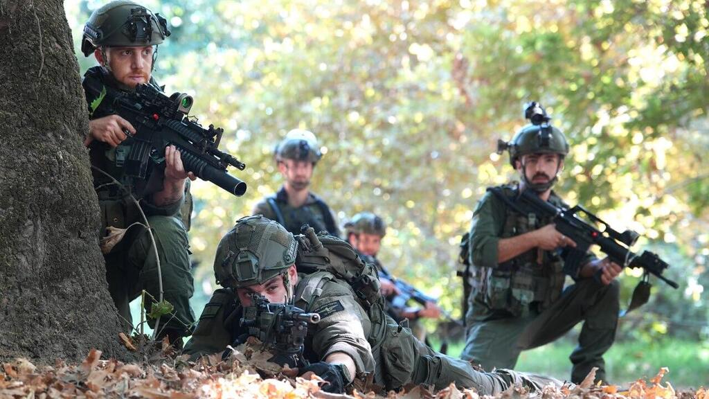 לוחמי המילואים של הצנחנים מתאמנים בגבול הצפון