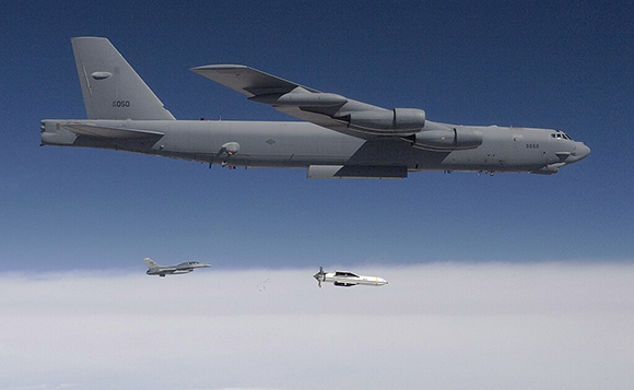 אחת הפצצות החודרות הגדולות ביותר. מטוס B-52 אמריקאי מטיל באימון פצצת GBU-57, במשקל 14 אלף קילוגרם ובאורך ששה מטרים 