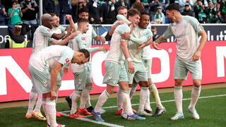 שחקני ורדר ברמן חוגגים עם ינס סטאגה