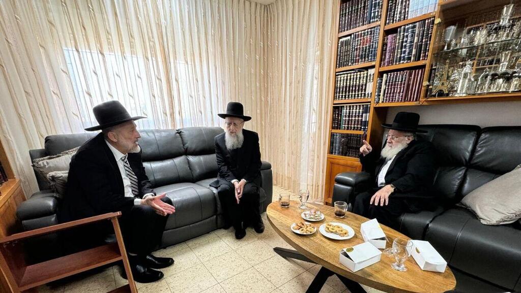 הרב דוד יוסף (במרכז) לצד אחיו הרב יצחק יוסף ויו"ר ש"ס אריה דרעי