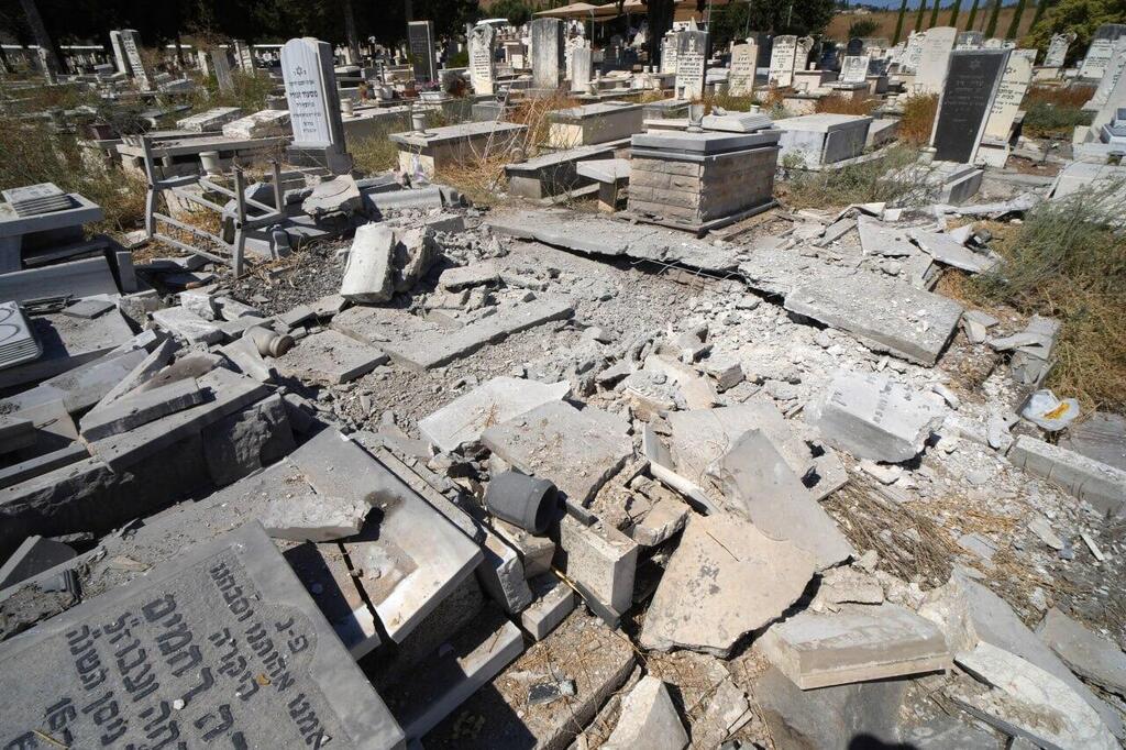 בית העלמין בקריית שמונה שנפגע מטילי חיזבאללה