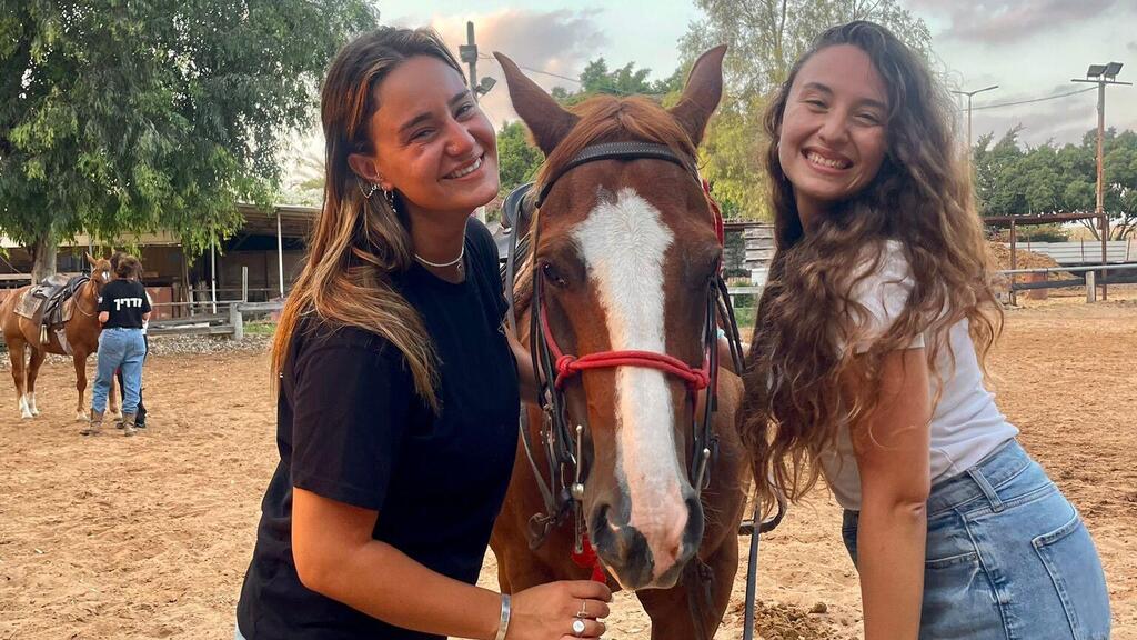 דניאל גלבאום ואחותה ליאור ברכיבה טיפולית אחרי מסיבת הנובה