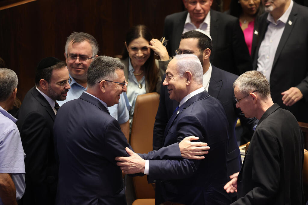 Prime Minister Benjamin Netanyahu (center) with coalition leaders in Knesset (Photo: Amit Shabi) מליאת הכנסת לאחר מינויו של גדעון סער לתפקיד שר וצירוף סיעת הימין הממלכתי לממשלה