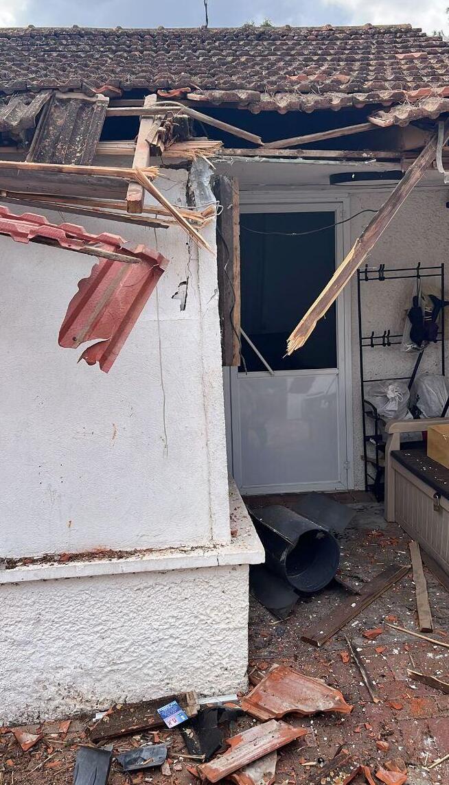 Home sustains damage in a Hezbollah rocket strike on central Israel on Tuesday (Photo: Courtesy) פגיעה ישירה בבית בהוד השרון