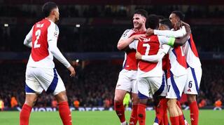 שחקני ארסנל חוגגים עם בוקאיו סאקה