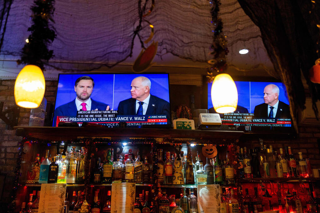 No clear winner in Tuesday's debate (Photo: Alex Kent / GETTY IMAGES NORTH AMERICA / AFP) עימות הסגנים בלילה - בין ג'יי די ואנס לטים וולז