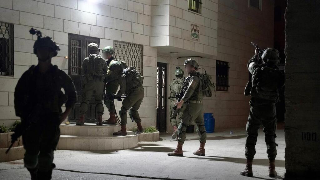 כוחות צה״ל ושב"כ מיפו הלילה את בתיהם של שני המחבלים שביצעו את הפיגוע ביפו אמש: הלוחמים עצרו מספר חשודים המעורבים בסיוע לביצוע הפיגוע