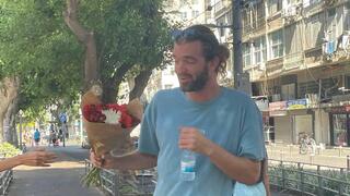 לב קרייטמן שירה באחד המחבלים בפיגוע ביפו, שם פרחים בזירה