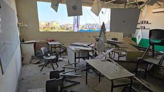 נזקי נפילת טיל בליסטי בבית ספר בגדרה