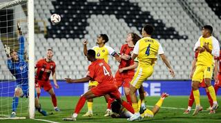 סתיו למקין מדביק את הכדור למשקוף