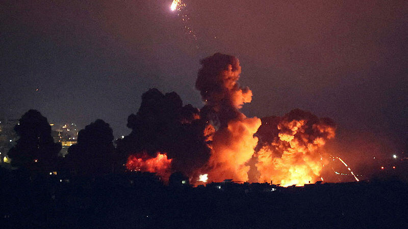 IDF strikes a Hezbollah bunker in the Dahieh quarter of Beirut late on Thursday (Photo: Amr Abdallah Dalsh / Reuters) תיעוד התקיפות העוצמתיות בדאחייה