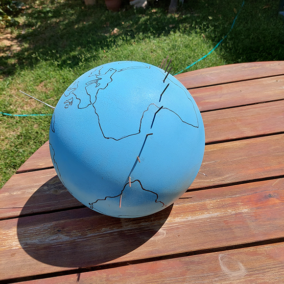 Spherical sundial. The Rishpon globe with the posts along the equator, as photographed in Dr. Moshe Rishpon’s yard on September 19, 2023 (Photo: Dr. Moshe Rishpon) Spherical sundial. The Rishpon globe with the posts along the equator, as photographed in Dr. Moshe Rishpon’s yard on September 19, 2023