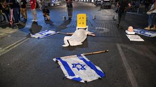 מיצג מחאה בתל אביב לציון שנה להפקרתם של החטופים בשבי חמאס