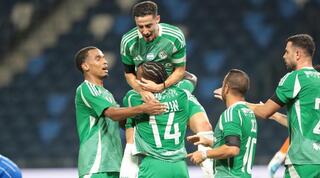 שחקני מכבי חיפה חוגגים עם ויטל אנסימבה