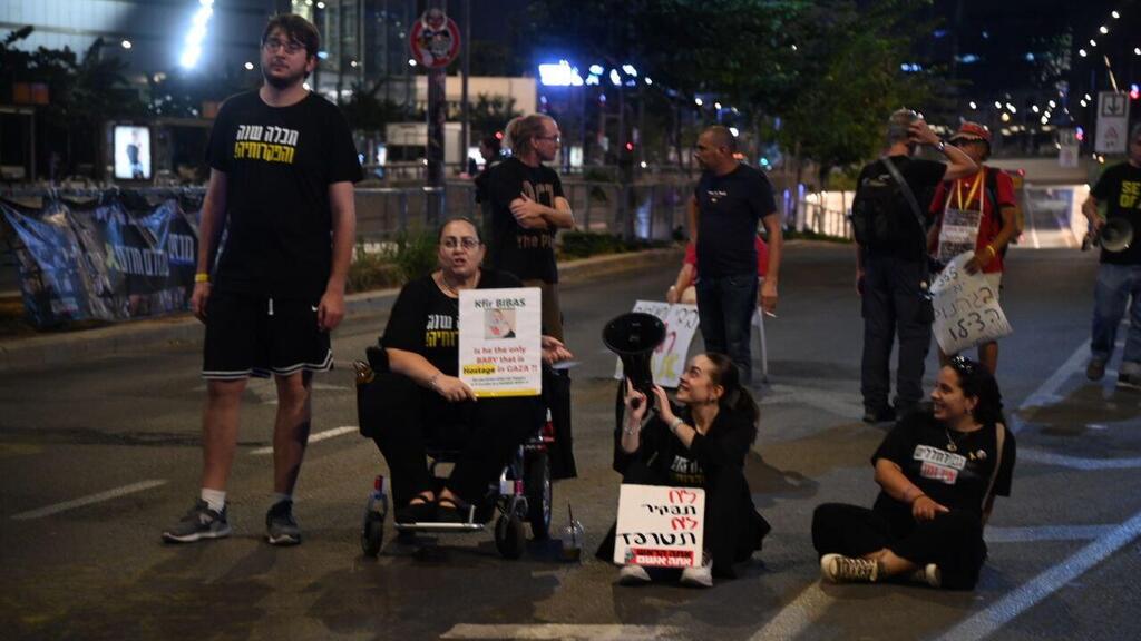 מיצג מחאה בתל אביב לציון שנה להפקרתם של החטופים בשבי חמאס