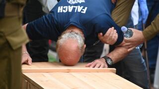 לווייתו של סרן בן ציון פלח בבית העלמין ניצני עוז-תנובות