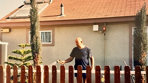 היה לו טוב כאן. סרגיי גרדסקול משקה את הגינה בבית באופקים 