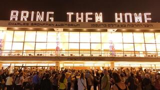 טקס של אגודת משפחות השבעה באוקטובר בהיכל התרבות