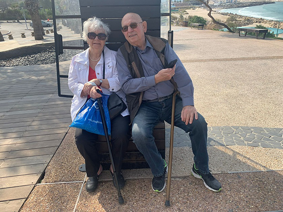 לא חזרו לאוקראינה בגלל המלחמה שם. ויקטוריה וסרגיי גרדסקול בטיילת באשקלון 