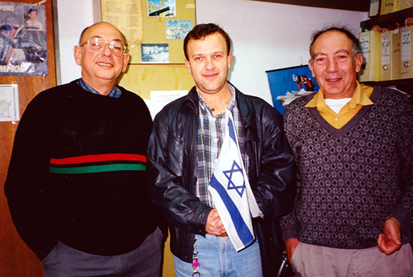 Gerdeskul, Prof. Yshay Avishai and Gregory Braverman (Photo: Courtesy of Gregory Braverman) כל דבר הוא היה לומד עד הסוף. סרגיי גרדסקול (משמאל), עם ישי אבישי (מימין) וגרגורי ברוורמן